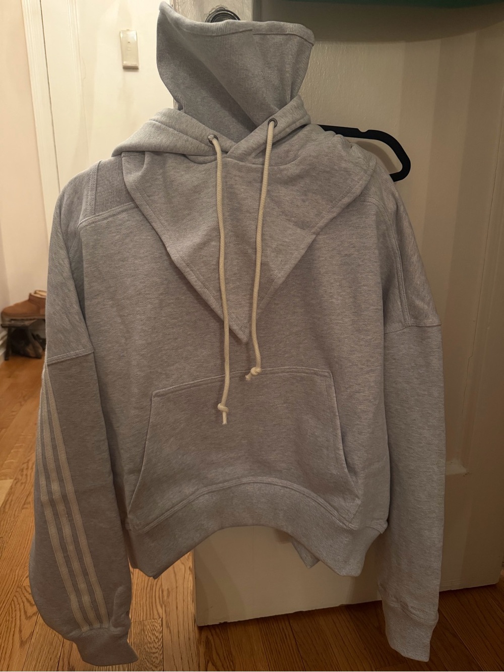 Adidas para bad bunny 

Crewneck sweatshirt with detachable balaclava